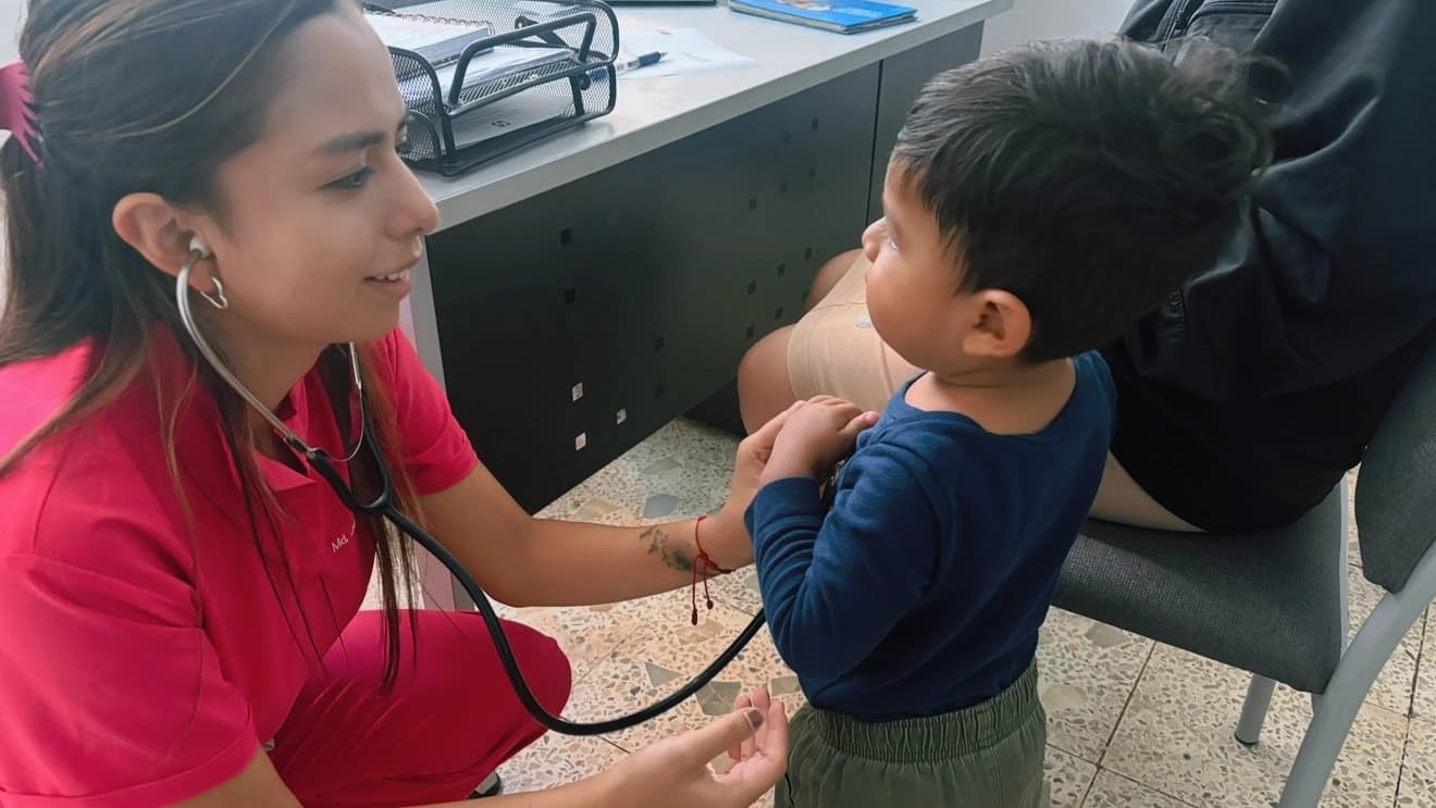 Dra. Johanna Santana atendiendo a un paciente